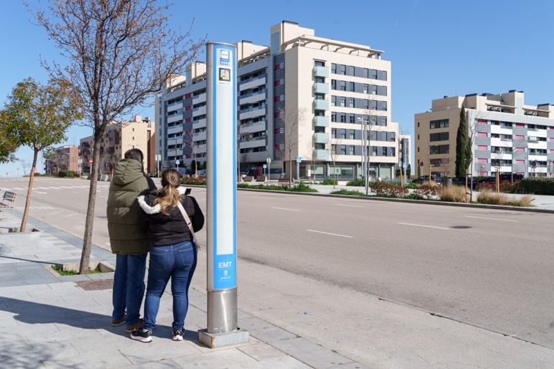 Vecinos de El Cañaveral esperan el autobús en una parada de la EMT (foto: Fernando Galán).