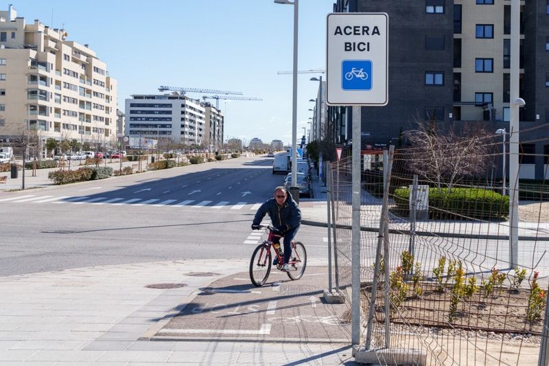 Ciclista en El Cañaveral (foto: Fernando Galán).