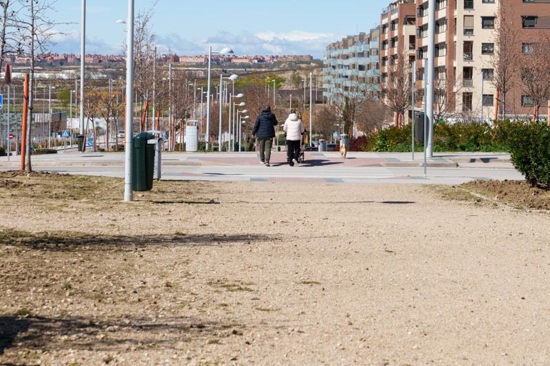 Vecinos de El Cañaveral pasean por el barrio (foto: Fernando Galán).