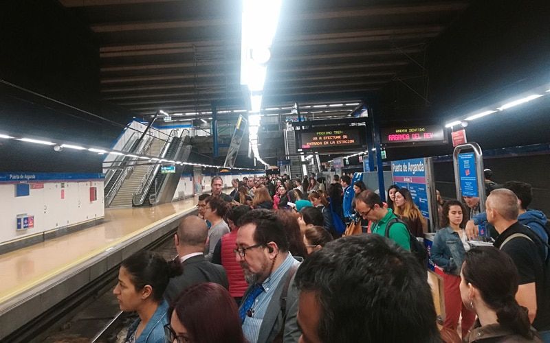 Aglomeración de viajeros en la estación de Puerta de Arganda de la línea 9 de Metro (fuente: Diario de Rivas).