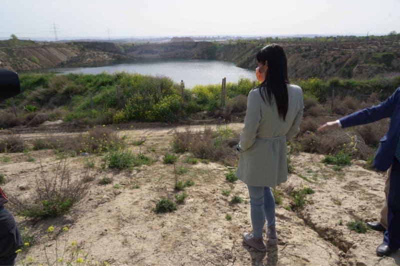 La vicealcaldesa de Madrid, Begoña Villacís, visita las lagunas de Ambroz, en el espacio que acogerá el desarrollo de la Nueva Centralidad del Este (fuente: Ayuntamiento de Madrid).