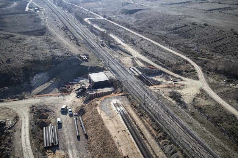 Foto aérea de las obras bajo las vías de la línea 9B de Metro en Ahijones (fuente: Junta de Compensación de Ahijones).