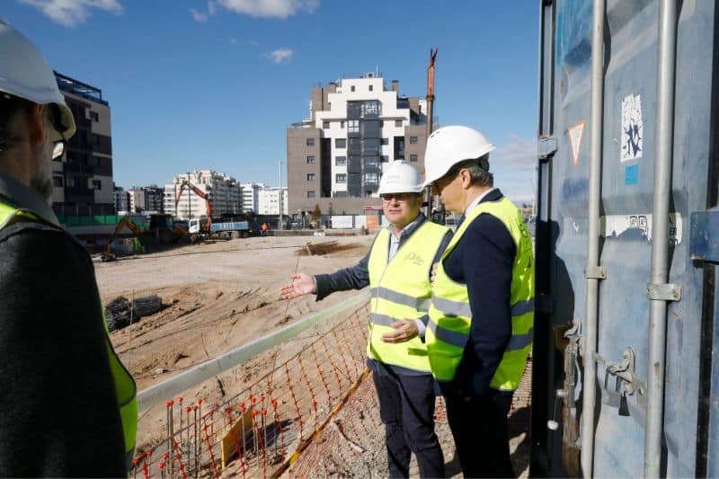 Obras de la promoción Cañaveral 13 de la Empresa Municipal de la Vivienda y el Suelo de Madrid. El delegado de Políticas de Vivienda y consejero delegado de la EMVS, Álvaro González, visitó los trabajos (fuente: Ayuntamiento de Madrid).
