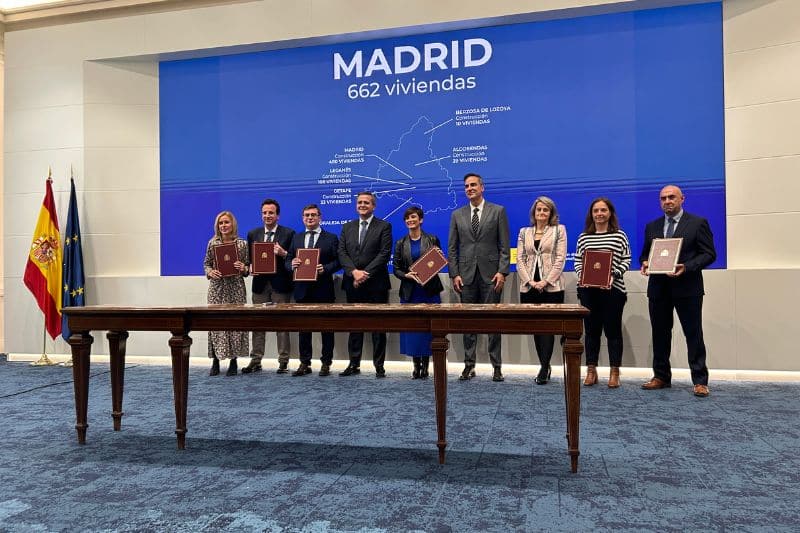 Firma de convenios entre la Comunidad de Madrid, el Ministerio de Vivienda y ocho municipio de la región para la provisión de fondos europeos para vivienda (Fuente: Comunidad de Madrid).