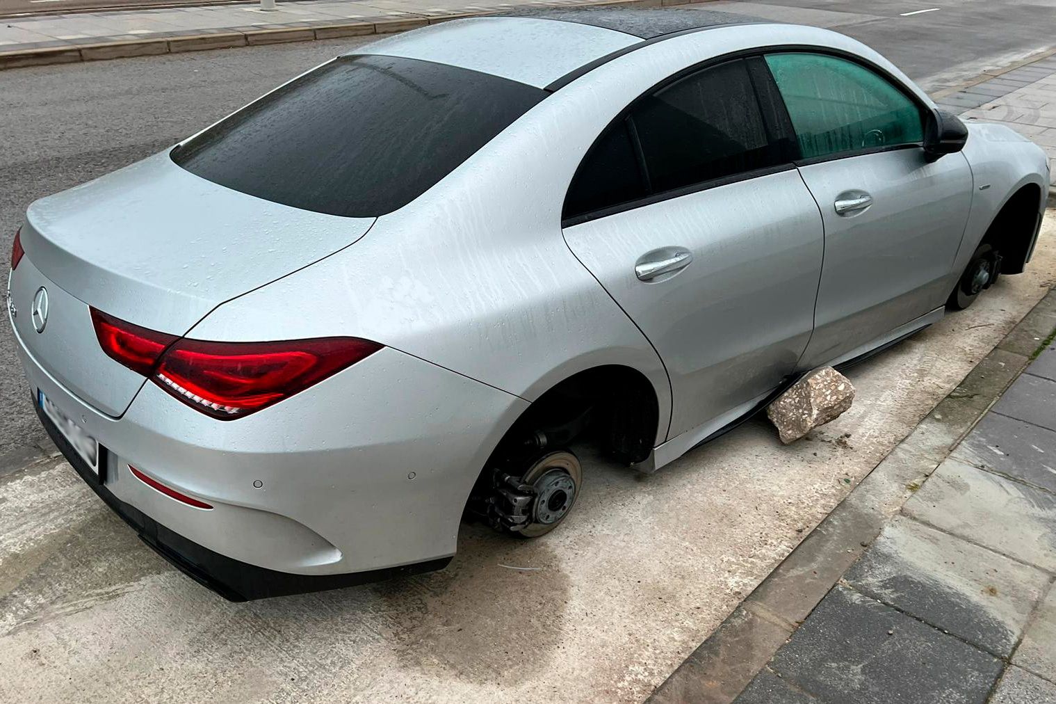 Coche afectado por los robos en El Cañaveral (fuente: Asociación de Vecinos AVECA El Cañaveral Avanza).