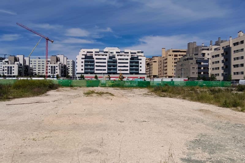 Parcela en la que se está construyendo el CEIP del barrio de El Cañaveral, ubicada en la calle de José Escobar y Saliente. En primer plano, la reserva de suelo para la segunda fase del complejo (Fuente: Nuevo Sureste)