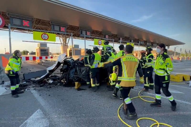 Conductor muerto al chocar contra un pilar de hormigón del peaje de la R-3, junto a Los Ahijones (fuente: Emergencias Madrid)