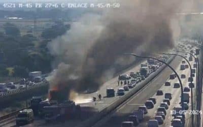 Arde un tráiler en la M-45 a la altura de El Cañaveral