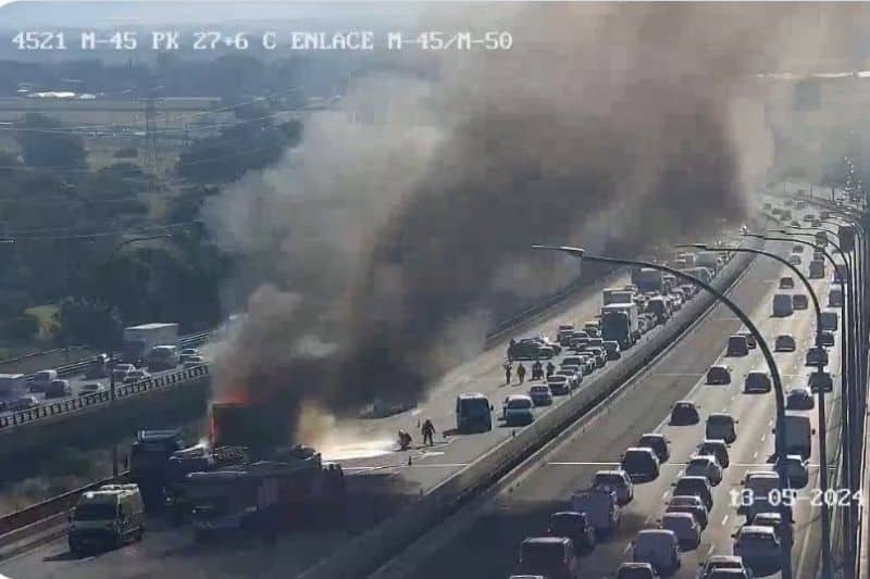 Incendio de un camión tráiler en la M-45, a la altura de El Cañaveral (fuente: Dirección General de Tráfico).