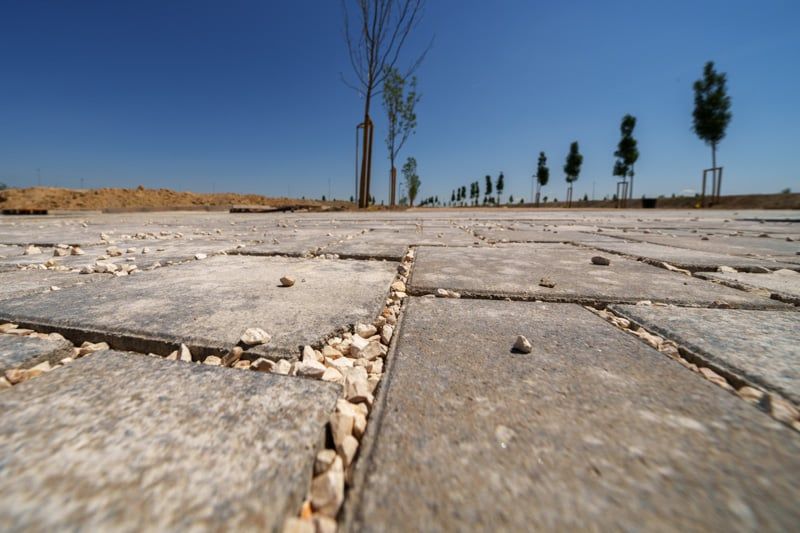 Sistema urbano de drenaje sostenible (SUDS) en una de las aceras de la primera fase de urbanización de Valdecarros (foto Fernando Galán).