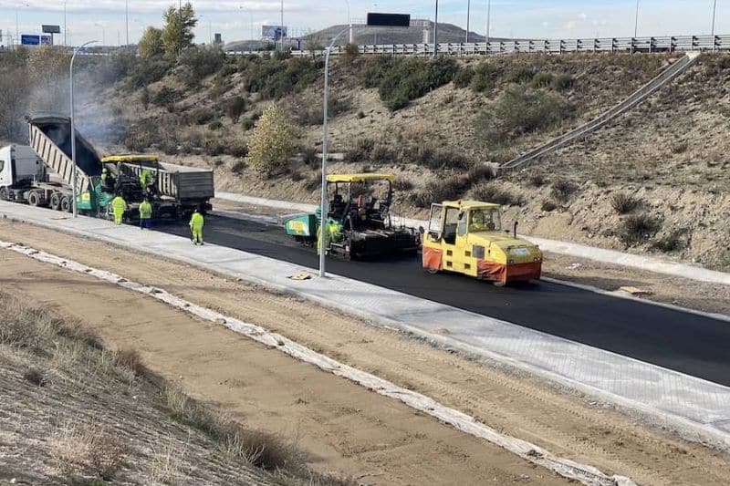 Obras de pavimentación en la primera etapa de urbanización de Los Ahijones (fuente: Junta de Compensación de Los Ahijones).