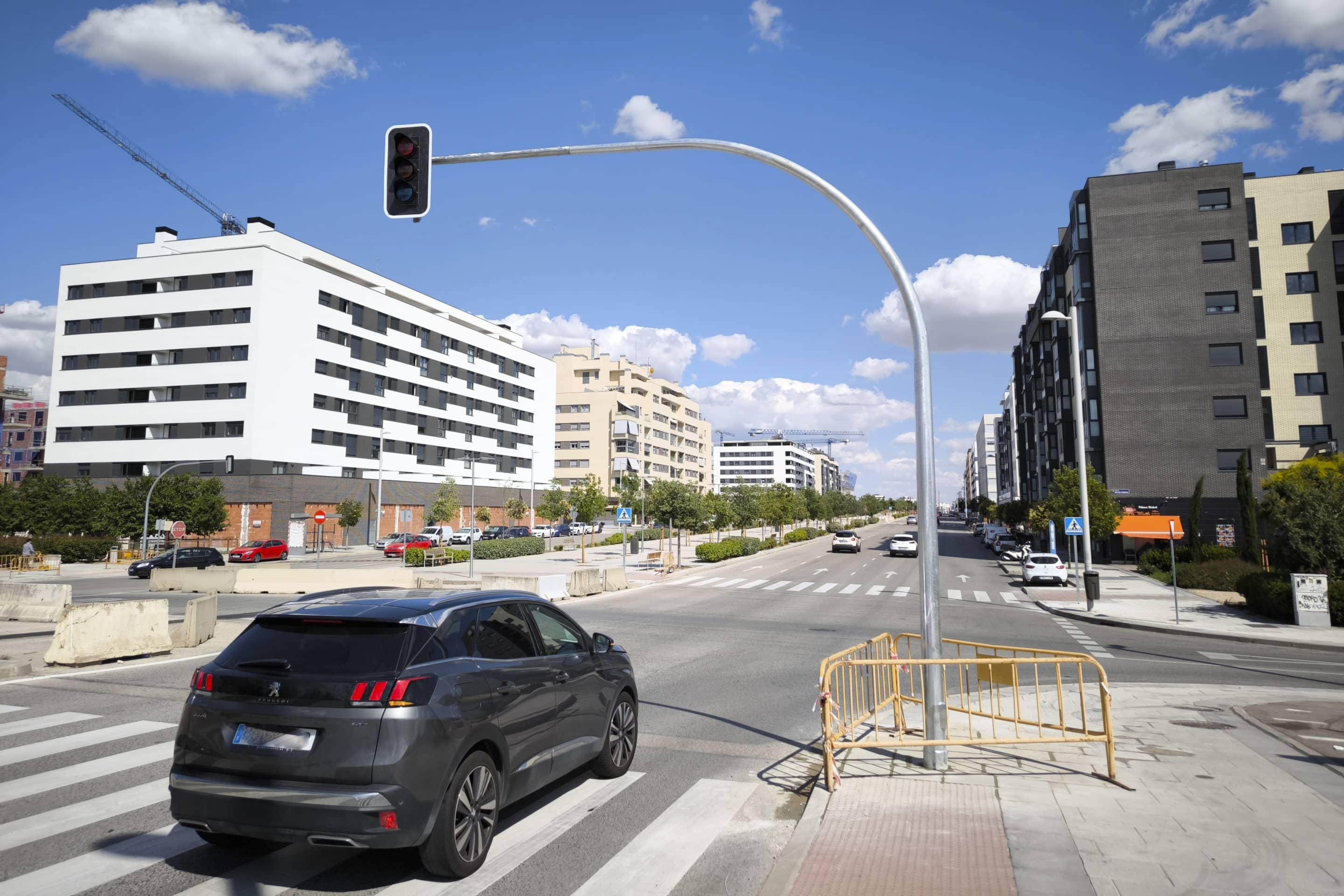 Semáforo de la avenida Miguel Delibes en dirección hacia el centro de El Cañaveral (foto: Nuevo Sureste)