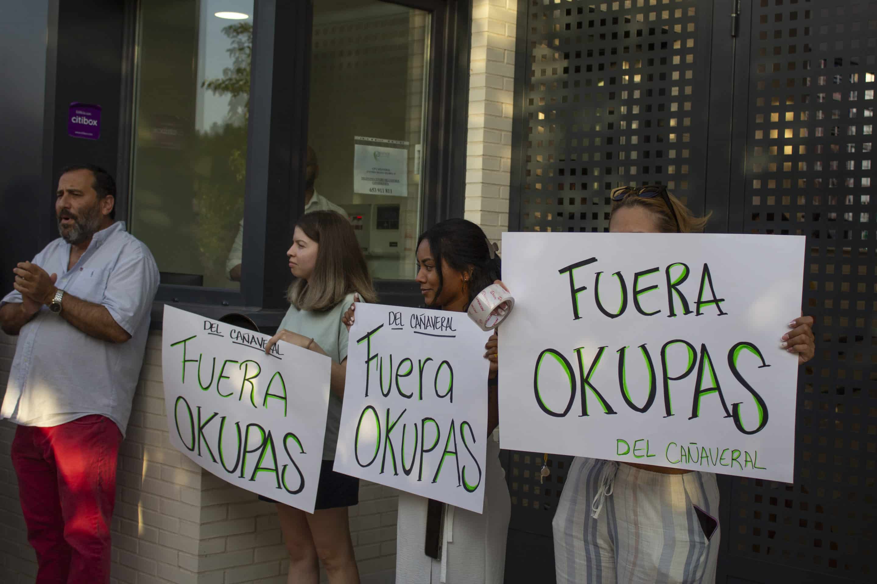 Los vecinos de El Cañaveral se manifiestan contra las ocupaciones (foto: Nuevo Sureste)