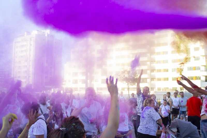 Fiesta Holi y cantajuegos: así fue el primer día de celebraciones de Vibe El Cañaveral 2024