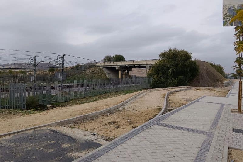Pasarela entre Los Ahijones y Los Berrocales con los caballones preparados para su conexión con los viales de ambos barrios (fuente Nuevo Sureste)