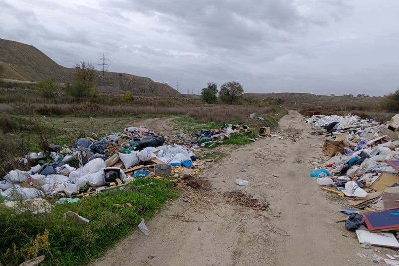 Una milla de basura en el camino de Santa María