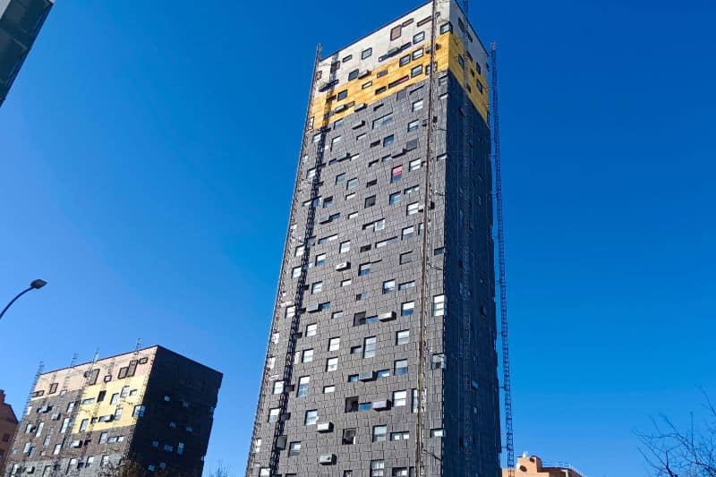 La ‘Torre Negra’ de Vallecas muda la piel