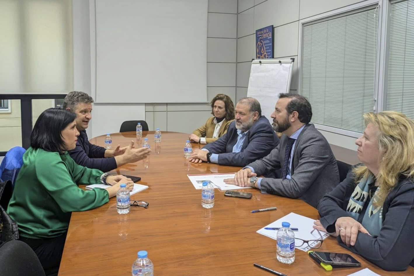 Reunión entre AV El Cañaveral y el viceconsejero de Educación, José Carlos Fernández (foto: AV El Cañaveral)