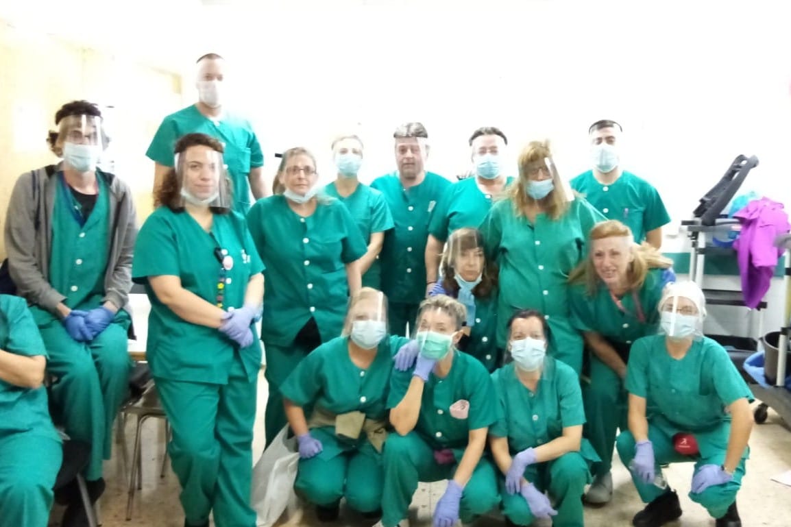 Profesionales sanitarios usan los protectores faciales fabricados por vecinos de El Ensanche (foto: AV PAU El Ensanche)