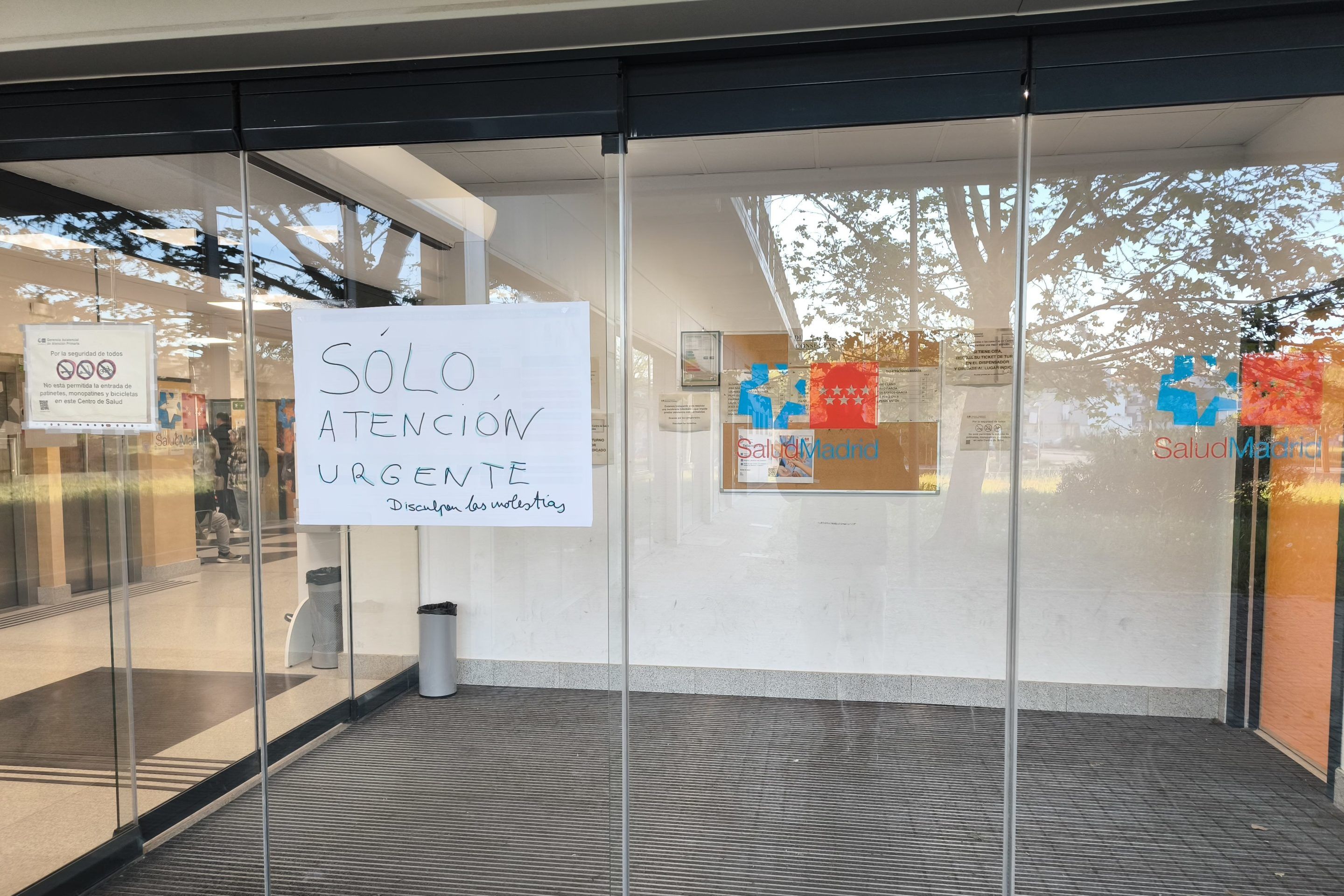 Cartel en el centro de salud del Ensanche de Vallecas (foto: Nuevo Sureste)