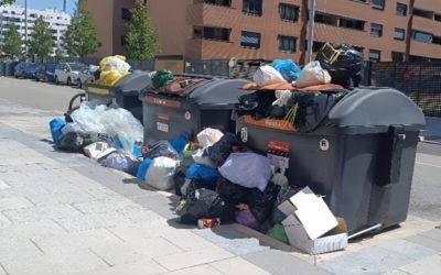 La basura se acumula en los contenedores de El Cañaveral debido a la huelga