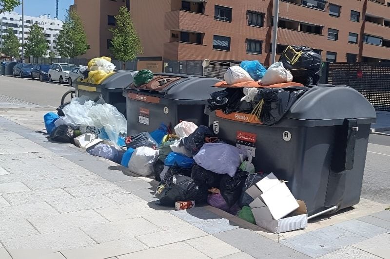 La basura se acumula en los contenedores de El Cañaveral debido a la huelga