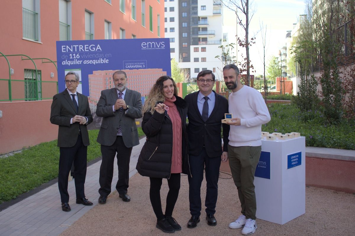 Álvaro González entrega las llaves a los nuevos vecinos de Cañaveral 3 (foto: Nuevo Sureste)