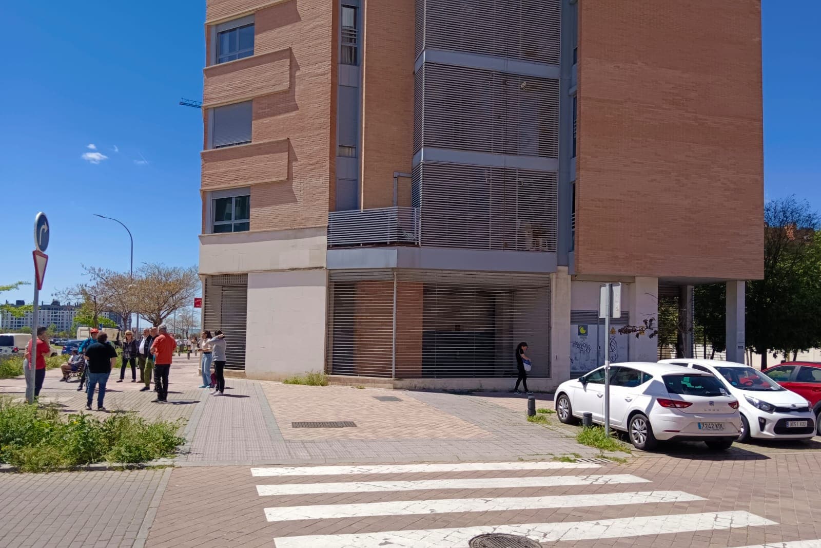 Vecinos del Ensanche de Vallecas en la calle durante el apagón (foto: Nuevo Sureste)