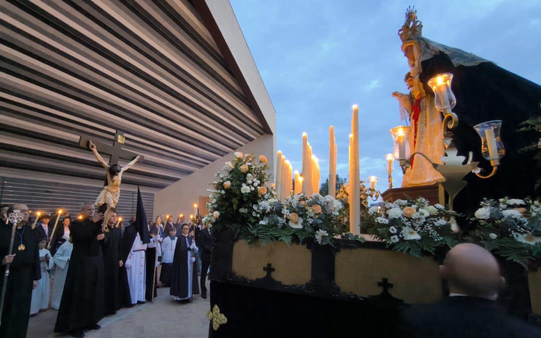El Cristo del Ensanche y la Virgen de la Estrella se encuentran en la procesión de Dolores del Ensanche de Vallecas