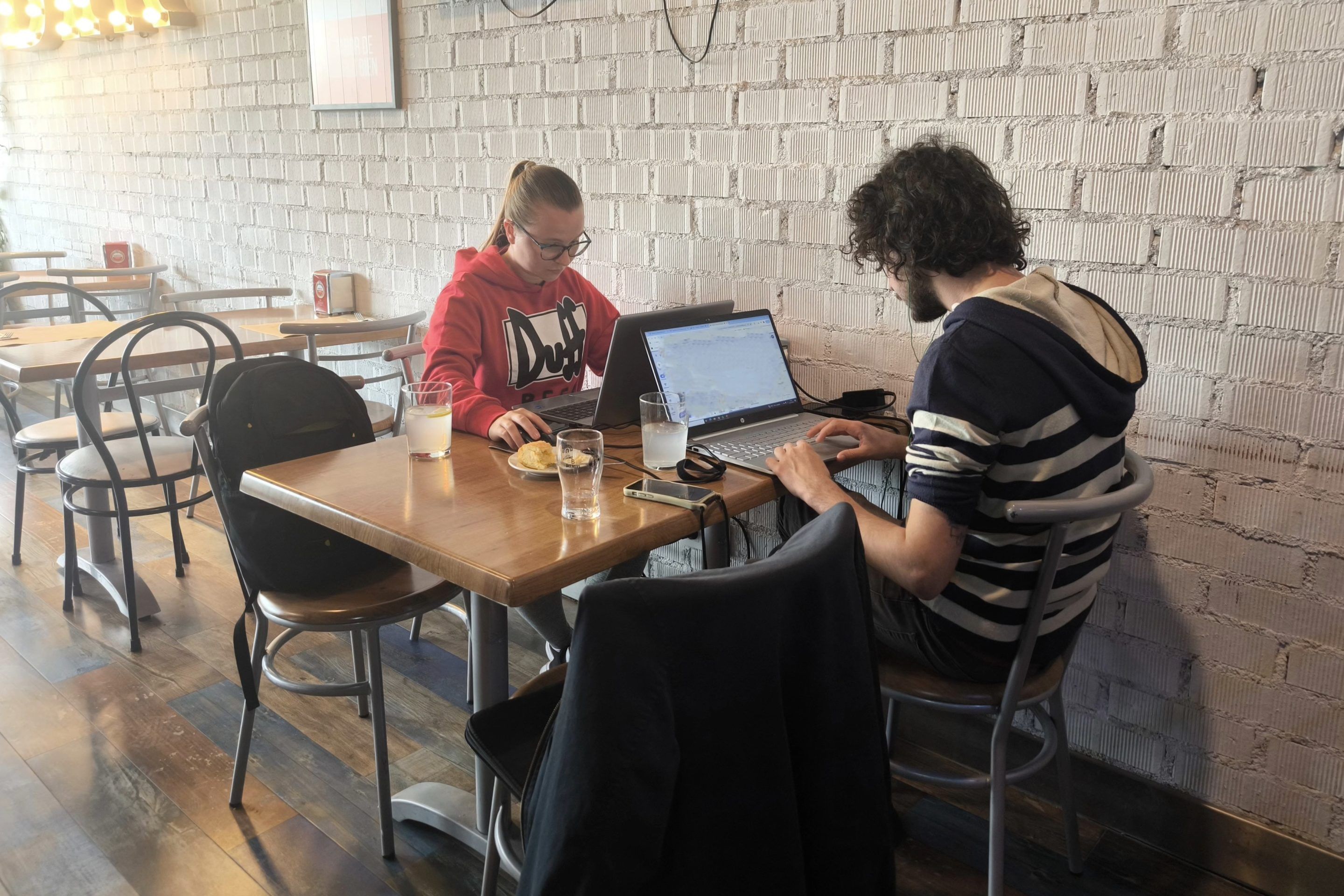 Marta y Carlos teletrabajan en una cafetería por sus problemas de conexión (foto: Nuevo Sureste)
