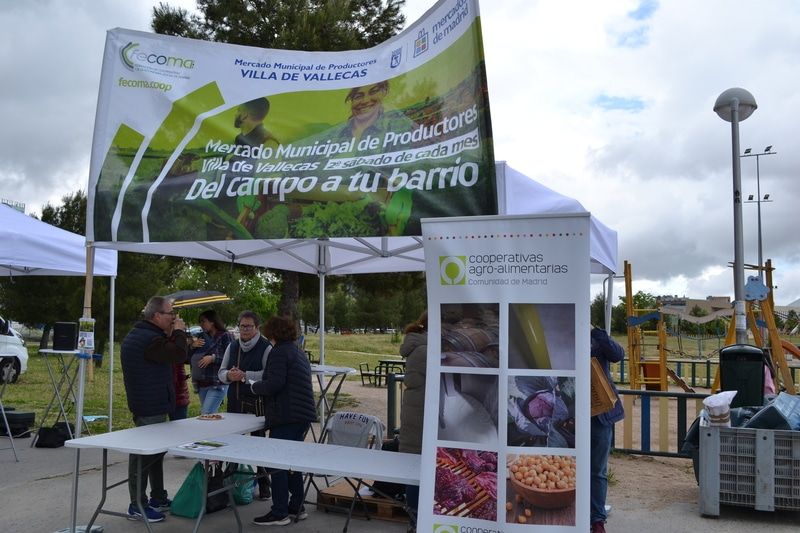 El Mercado Municipal de Productores Villa de Vallecas resiste a la lluvia y vuelve a reunir a vecinos y productores