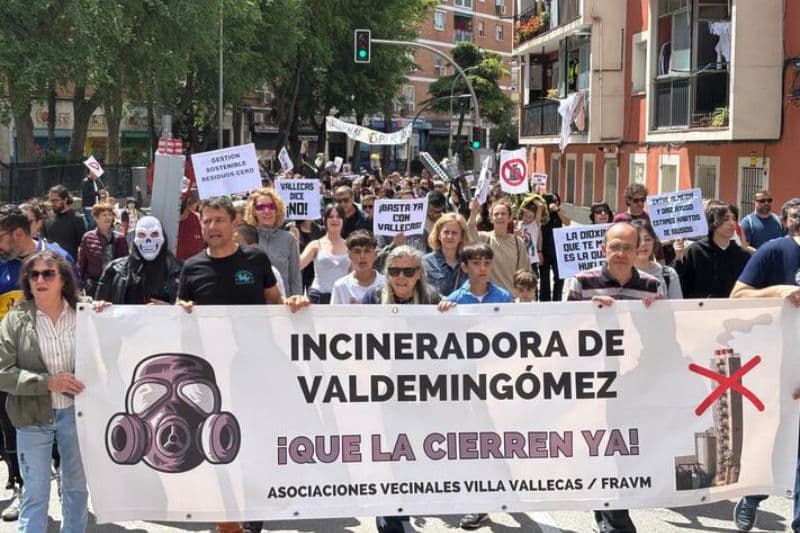 Los vecinos del Ensanche de Vallecas se manifiestan contra la prolongación de la incineradora hasta 2040
